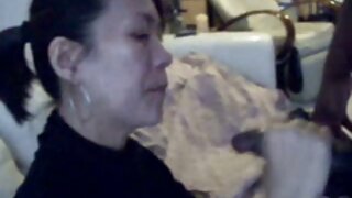 Một người đàn ông bám vào hậu môn của một phim xex mp4 con bò cái va